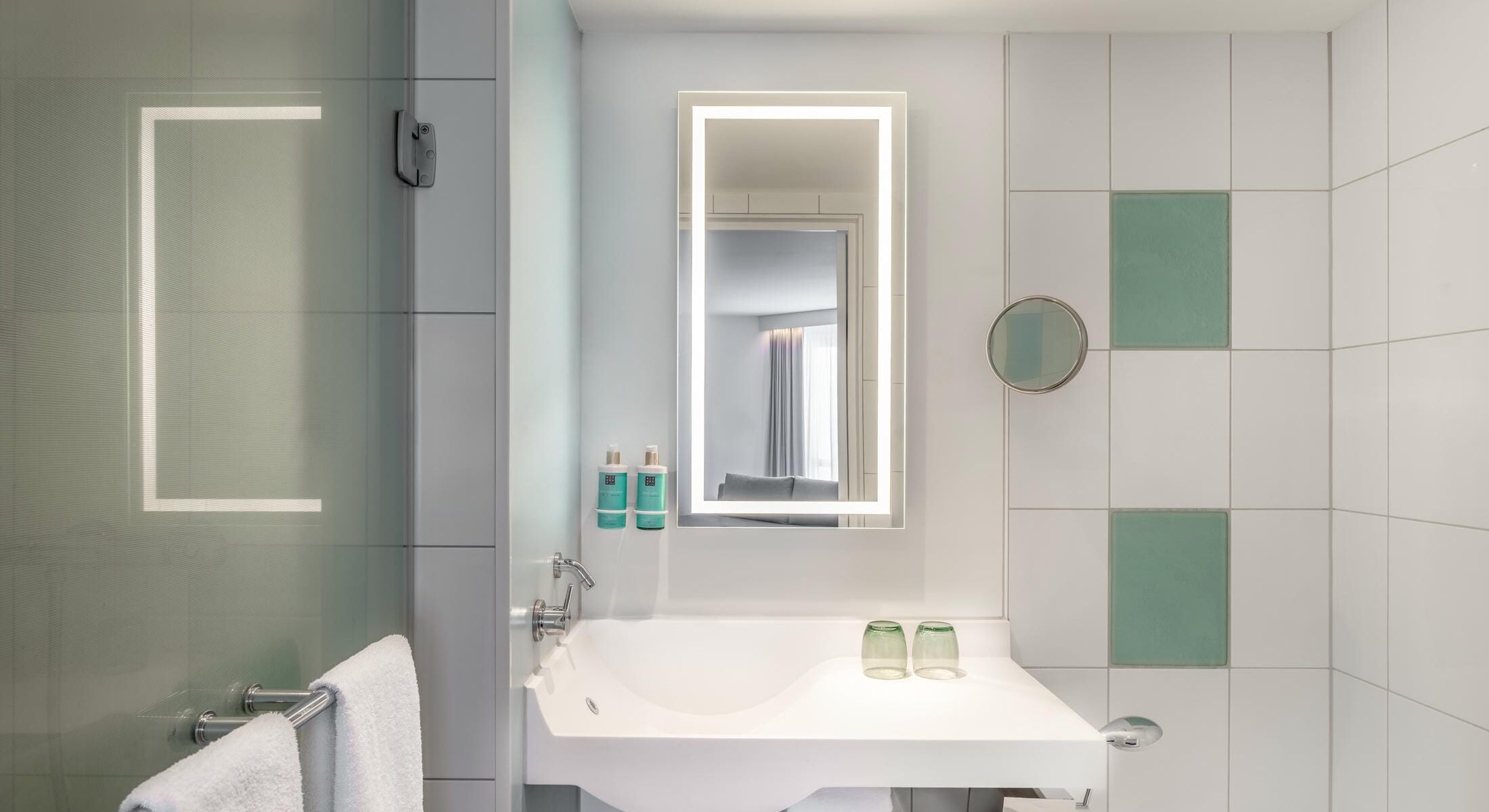 Badezimmer mit Dusche und Badewanne und Rituals Pflegeprodukten im Novotel München City