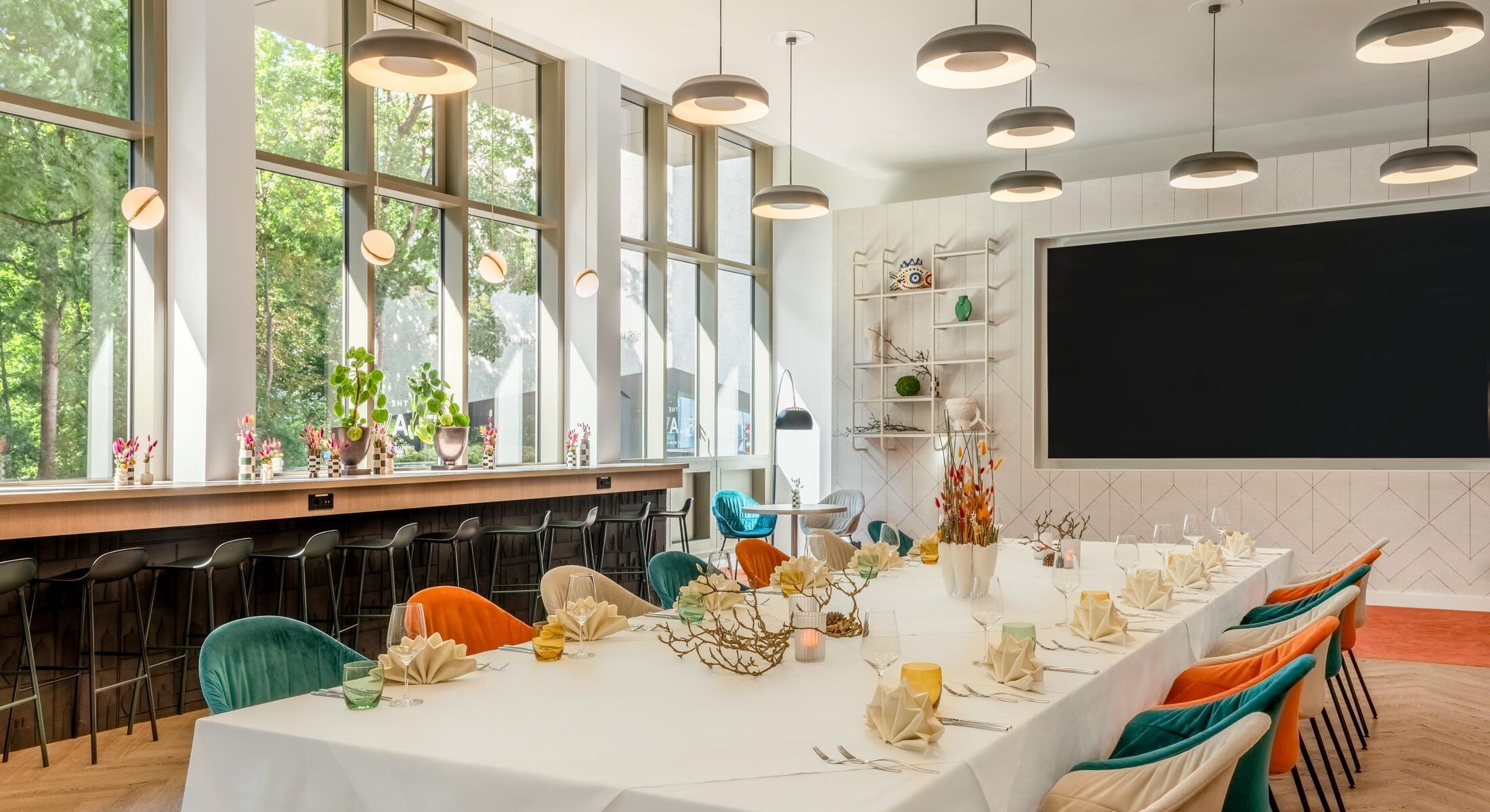Vielseitiger Eventraum mit Dinner-Tafel, festliche eingedeckt - lichtdurchflutet mit moderner Dekoration