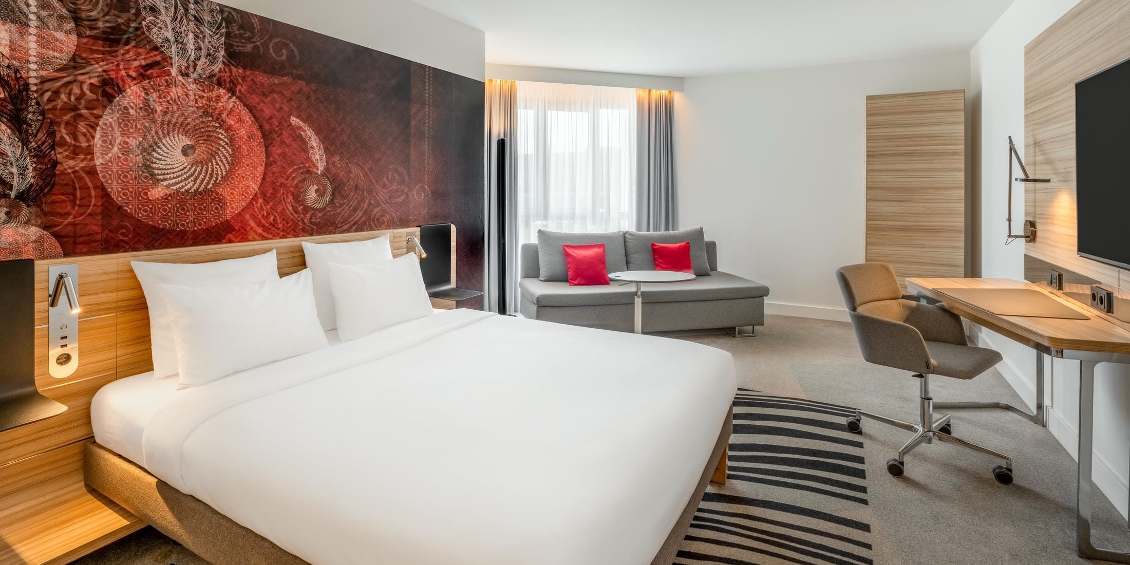 Executive Family Room im Novotel München City mit separatem Schlaf- und Wohnbereich, Schlafcouch und moderner Einrichtung