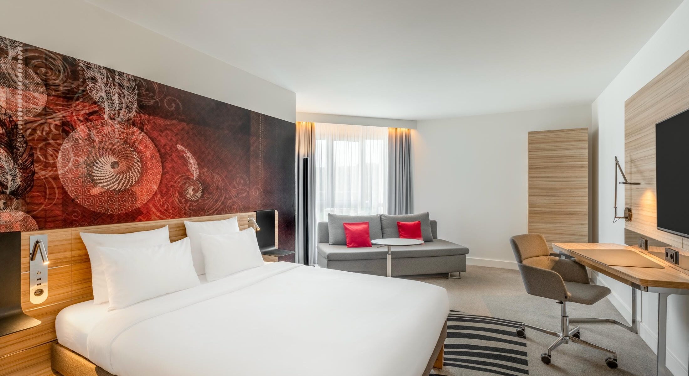 Executive Family Room im Novotel München City mit separatem Schlaf- und Wohnbereich, Schlafcouch und moderner Einrichtung