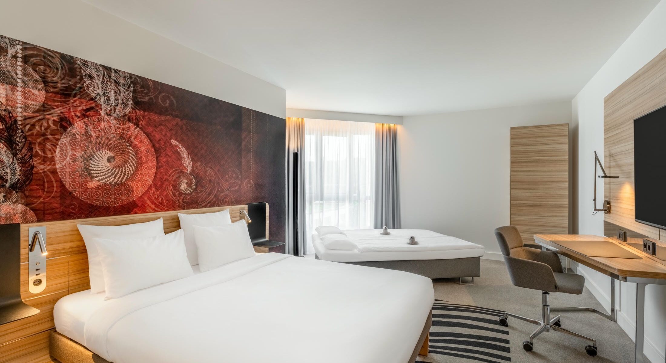 Executive Familienzimmer mit aufgebettetem Schlafsofa für zwei Kinder im Novotel München City