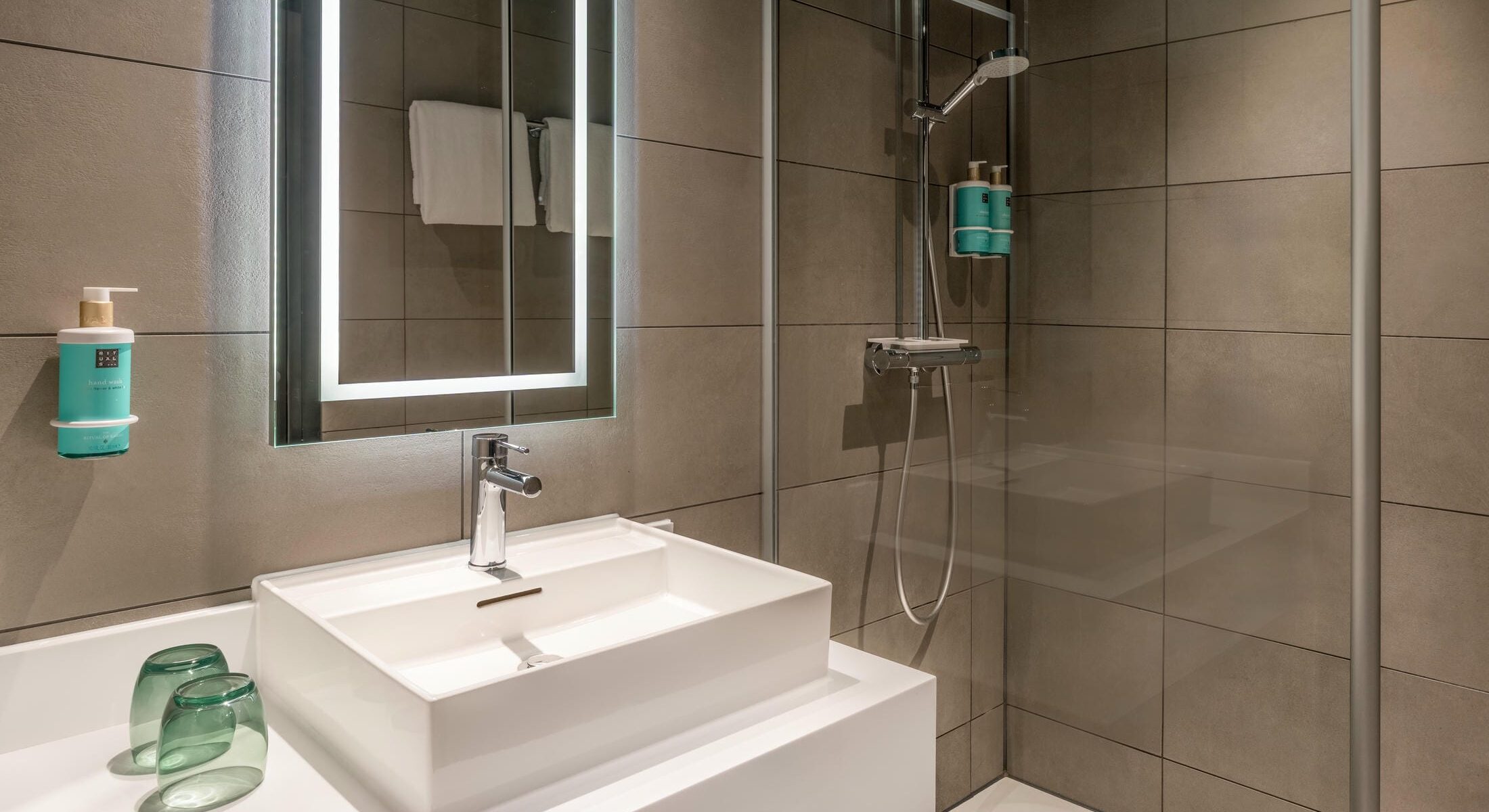 Badezimmer mit Regendusche, beheiztem Spiegel und Rituals Pflegeprodukten im Novotel München City