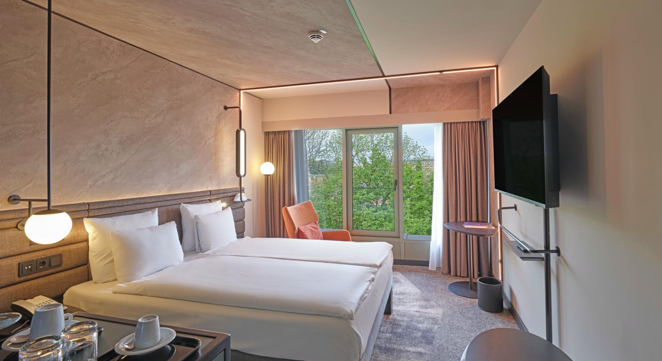 Premium Doppelzimmer im Novotel München City mit Kingsize-Bett, Schreibtisch, modernem Dekor und Blick auf die Stadt