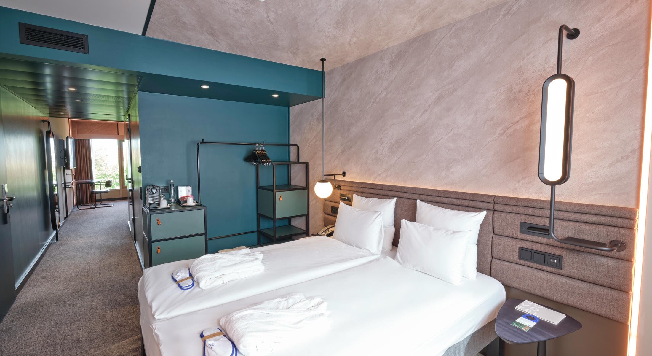 Premium Juniorsuite im Novotel München City mit separatem Wohnbereich., Kingsize-Bett, Schreibtisch, modernem Dekor und Blick auf die Stadt