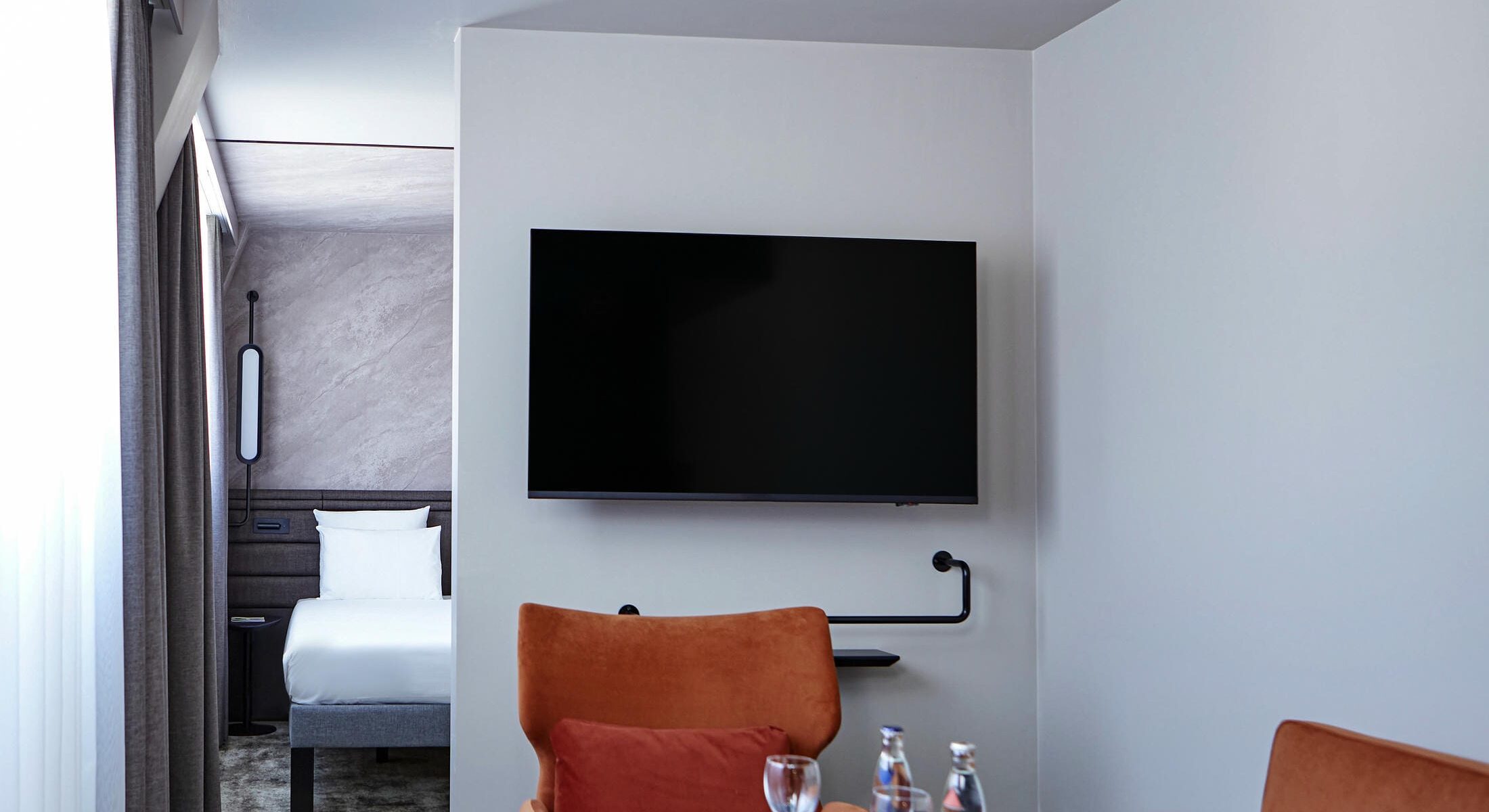 Wohnbereich mit Flachbildfernseher und Sitzecke in Premium Juniorsuite im Novotel München City
