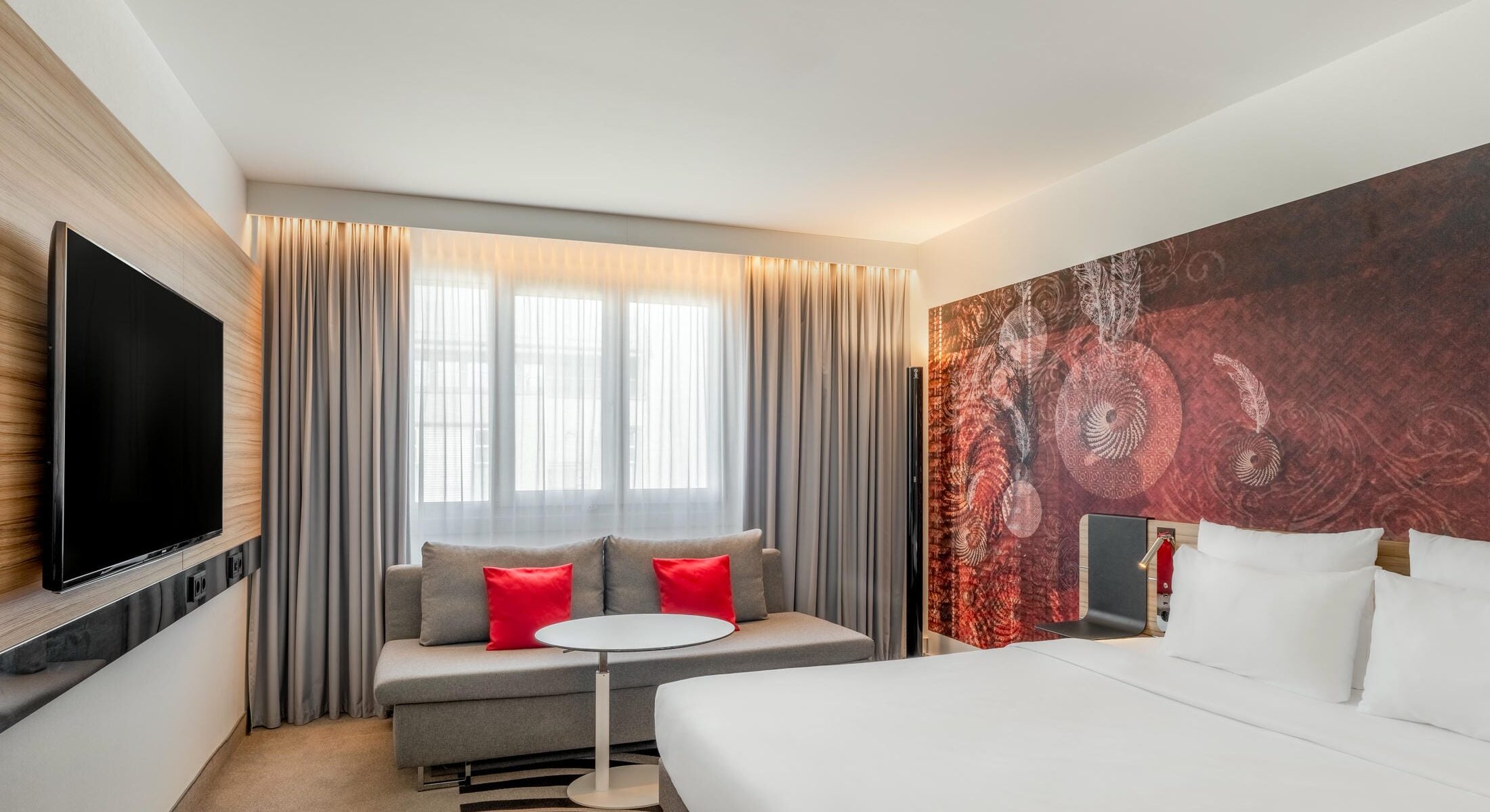 Standard Familienzimmer mit großem Doppelbett, Schlafsofa und Flachbild Fernseher im Novotel München City