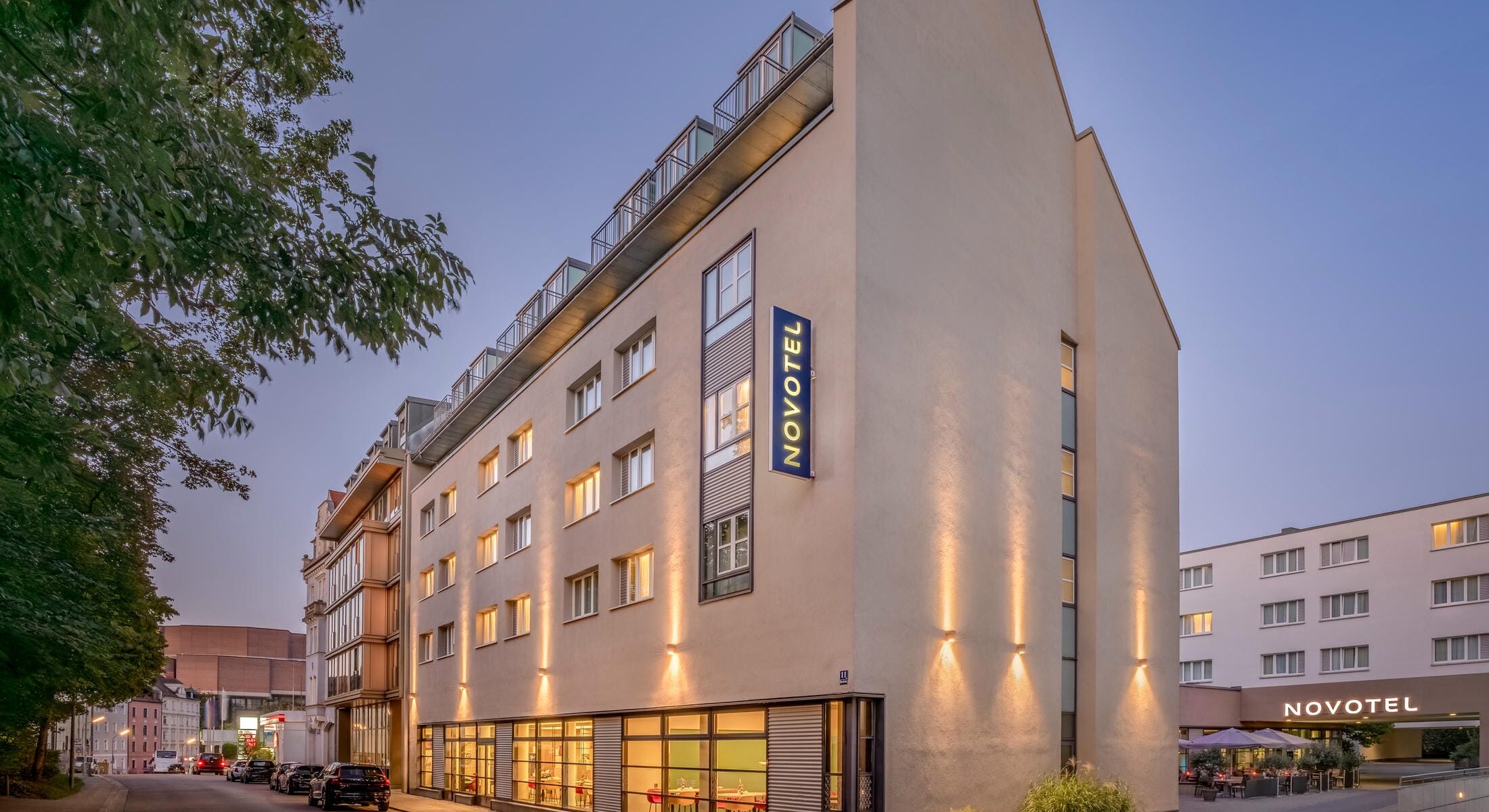 Außenansicht des Novotel München City in Haidhausen bei Abendbeleuchtung