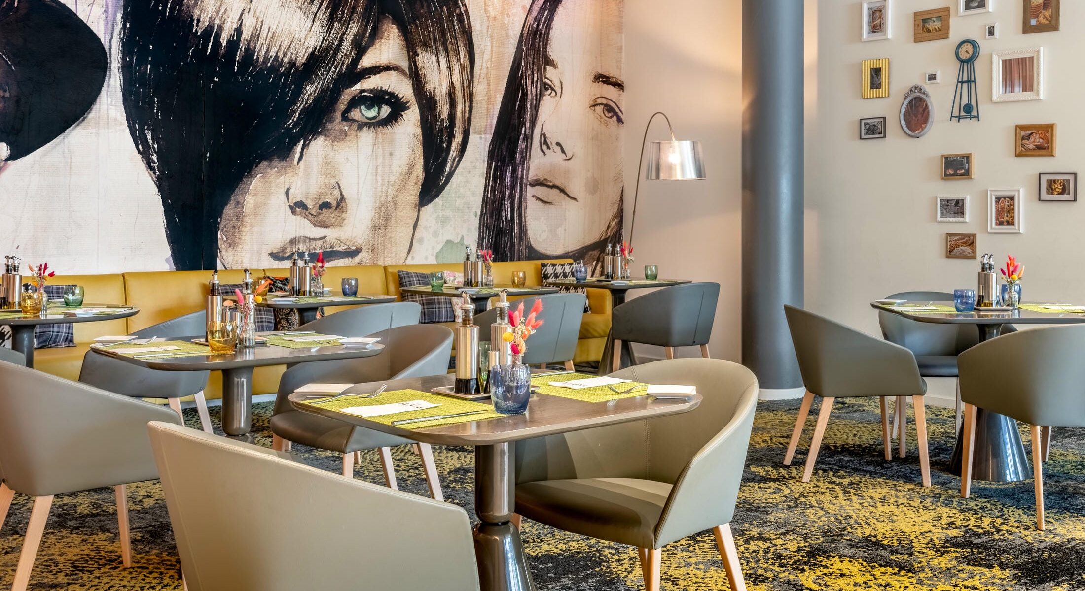 Sitzbereich des Restaurants The Flave of Munich. des Novotel München City mit gemütlicher Wanddekoration